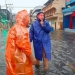 นายกเทศมนตรีเมืองยโสธร-นำกองช่างฝ่าสายฝนแก้ปัญหาน้ำท่วม